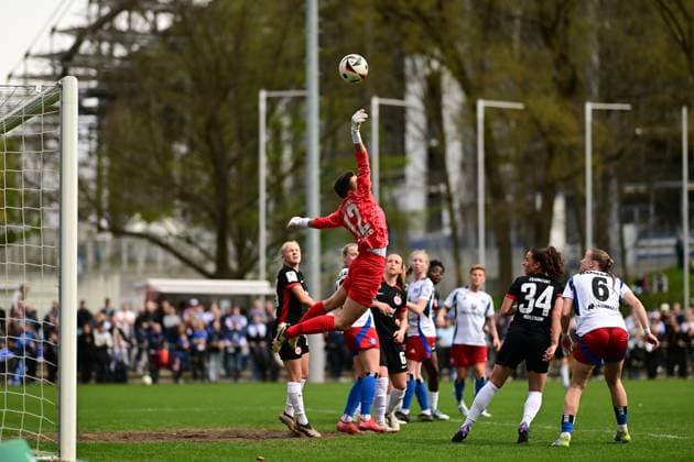 Fußball I Frauen I Saison 2024-2025 I 2. Bundesliga I 21. Spieltag I Hamburger SV - Eintracht Frankfurt II I 13.04.2025 Parade, Rettungsaktion Lina Altenburg (12, Eintracht Frankfurt II) Hamburg Am Volkspark Hamburg Deutschland Copyright: xLobeca FelixxSchlikisx
