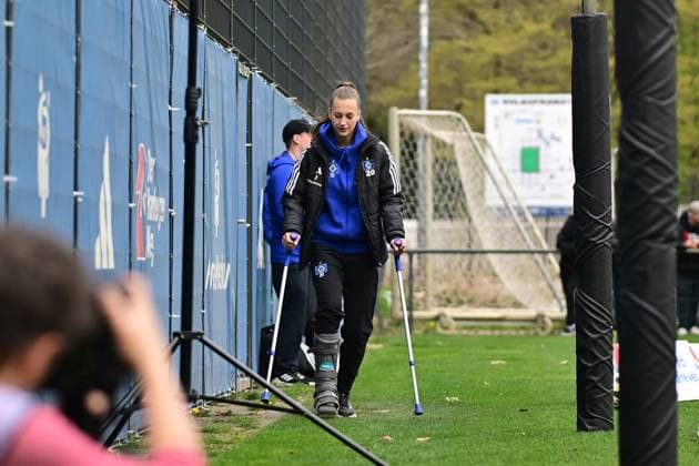 Fußball I Frauen I Saison 2024-2025 I 2. Bundesliga I 21. Spieltag I Hamburger SV - Eintracht Frankfurt II I 13.04.2025 Emilia Angelika Hirche (20, Hamburger SV) an Krücken und Stabischuh Hamburg Am Volkspark Hamburg Deutschland Copyright: xLobeca FelixxSchlikisx