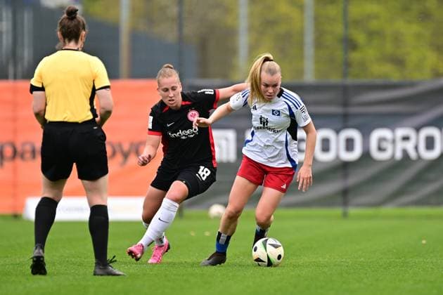 Fußball I Frauen I Saison 2024-2025 I 2. Bundesliga I 21. Spieltag I Hamburger SV - Eintracht Frankfurt II I 13.04.2025 Johanna Maria Berg (18, Eintracht Frankfurt II) Svea Stoldt (8, Hamburger SV) Hamburg Am Volkspark Hamburg Deutschland Copyright: xLobeca FelixxSchlikisx