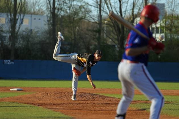 Baseball-Bundesliga: Pitcher Niklas Rimmel von den Bonn Capitals in einem Spiel bei den Hamburg Stealers.