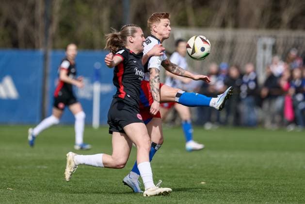 v.li.: Carlotta Schwoerer (Eintracht Frankfurt II, 16) und Jobina Lahr (Hamburger SV, 31) im Zweikampf, Duell, Dynamik, Aktion, Action, Spielszene, DIE DFB-RICHTLINIEN UNTERSAGEN JEGLICHE NUTZUNG VON FOTOS ALS SEQUENZBILDER UND ODER VIDEOÄHNLICHE FOTOSTRECKEN. DFB REGULATIONS PROHIBIT ANY USE OF PHOTOGRAPHS AS IMAGE SEQUENCES AND OR QUASI-VIDEO., 13.04.2025, Hamburg (Deutschland), Fussball, 2. Frauen-Bundesliga, Hamburger SV - Eintracht Frankfurt II