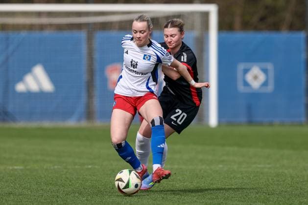 v.li.: Mia Büchele (Hamburger SV, 17) und Tessa Zimmermann (Eintracht Frankfurt II, 20) im Zweikampf, Duell, Dynamik, Aktion, Action, Spielszene, DIE DFB-RICHTLINIEN UNTERSAGEN JEGLICHE NUTZUNG VON FOTOS ALS SEQUENZBILDER UND ODER VIDEOÄHNLICHE FOTOSTRECKEN. DFB REGULATIONS PROHIBIT ANY USE OF PHOTOGRAPHS AS IMAGE SEQUENCES AND OR QUASI-VIDEO., 13.04.2025, Hamburg (Deutschland), Fussball, 2. Frauen-Bundesliga, Hamburger SV - Eintracht Frankfurt II