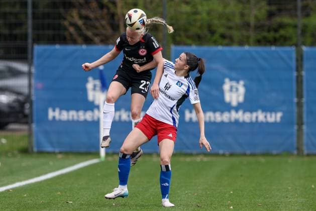 v.li.: Keira Bednorz (Eintracht Frankfurt II, 23) und Vildan Kardesler (Hamburger SV, 7) im Zweikampf, Duell, Dynamik, Aktion, Action, Spielszene, DIE DFB-RICHTLINIEN UNTERSAGEN JEGLICHE NUTZUNG VON FOTOS ALS SEQUENZBILDER UND ODER VIDEOÄHNLICHE FOTOSTRECKEN. DFB REGULATIONS PROHIBIT ANY USE OF PHOTOGRAPHS AS IMAGE SEQUENCES AND OR QUASI-VIDEO., 13.04.2025, Hamburg (Deutschland), Fussball, 2. Frauen-Bundesliga, Hamburger SV - Eintracht Frankfurt II