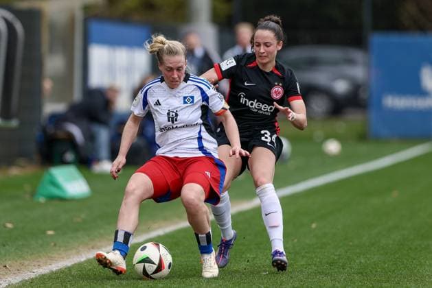 v.li.: Sarah Stöckmann (Hamburger SV, 22) und Elena Mühlemann (Eintracht Frankfurt II, 34) im Zweikampf, Duell, Dynamik, Aktion, Action, Spielszene, DIE DFB-RICHTLINIEN UNTERSAGEN JEGLICHE NUTZUNG VON FOTOS ALS SEQUENZBILDER UND ODER VIDEOÄHNLICHE FOTOSTRECKEN. DFB REGULATIONS PROHIBIT ANY USE OF PHOTOGRAPHS AS IMAGE SEQUENCES AND OR QUASI-VIDEO., 13.04.2025, Hamburg (Deutschland), Fussball, 2. Frauen-Bundesliga, Hamburger SV - Eintracht Frankfurt II