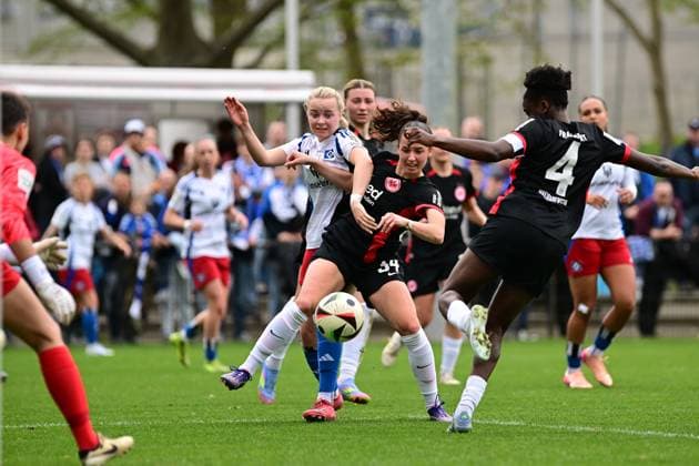 Sport Themen der Woche KW15 Sport Bilder des Tages Fußball I Frauen I Saison 2024-2025 I 2. Bundesliga I 21. Spieltag I Hamburger SV - Eintracht Frankfurt II I 13.04.2025 Mia Büchele (17, Hamburger SV) Elena Mühlemann (34, Eintracht Frankfurt II) Hamburg Am Volkspark Hamburg Deutschland *** Soccer I Women I Season 2024 2025 I 2 Bundesliga I 21 Matchday I Hamburger SV Eintracht Frankfurt II I 13 04 2025 Mia Büchele 17, Hamburger SV Elena Mühlemann 34, Eintracht Frankfurt II Hamburg Am Volkspark Hamburg Germany Copyright: xLobeca FelixxSchlikisx
