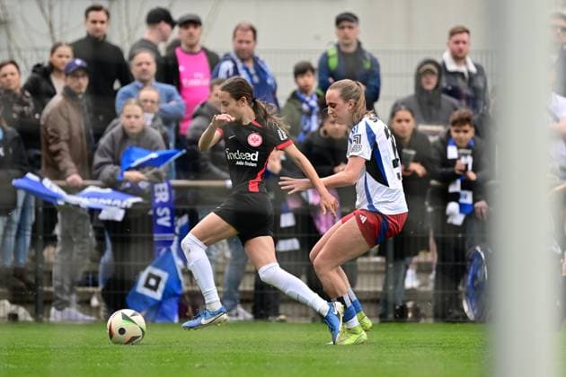 Fußball I Frauen I Saison 2024-2025 I 2. Bundesliga I 21. Spieltag I Hamburger SV - Eintracht Frankfurt II I 13.04.2025 Emma Memminger (32, Eintracht Frankfurt II) Victoria Schulz (19, Hamburger SV) Hamburg Am Volkspark Hamburg Deutschland Copyright: xLobeca FelixxSchlikisx