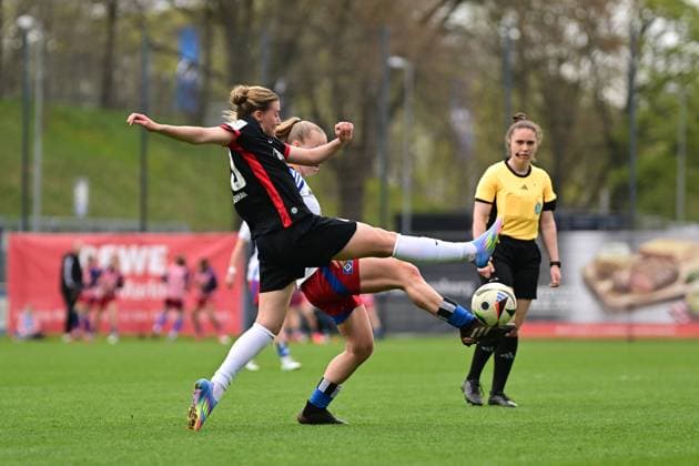 Fußball I Frauen I Saison 2024-2025 I 2. Bundesliga I 21. Spieltag I Hamburger SV - Eintracht Frankfurt II I 13.04.2025 Tessa Zimmermann (20, Eintracht Frankfurt II) Svea Stoldt (8, Hamburger SV) dahinter Hamburg Am Volkspark Hamburg Deutschland Copyright: xLobeca FelixxSchlikisx