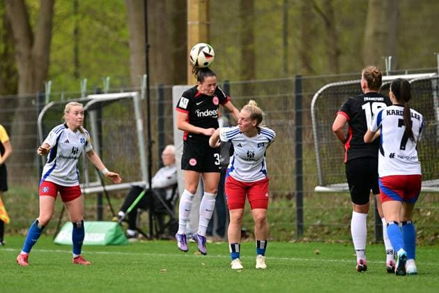 Fußball I Frauen I Saison 2024-2025 I 2. Bundesliga I 21. Spieltag I Hamburger SV - Eintracht Frankfurt II I 13.04.2025 Elena Mühlemann (34, Eintracht Frankfurt II) Sarah-Vanessa Stöckmann (22, Hamburger SV) Hamburg Am Volkspark Hamburg Deutschland Copyright: xLobeca FelixxSchlikisx