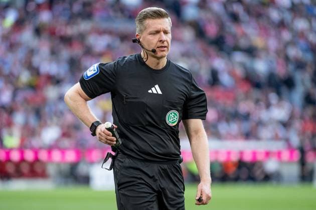 Tobias Welz (Schiedsrichter) rueckt mit der Sprayflasche dem Spray an. GER, FC Bayern Muenchen vs. BV Borussia Dortmund 09, Fussball, Bundesliga, 29. Spieltag, Spielzeit 2024 2025, 12.04.2025. (DFL DFB REGULATIONS PROHIBIT ANY USE OF PHOTOGRAPHS as IMAGE SEQUENCES and or QUASI-VIDEO). GER, FC Bayern Muenchen vs. BV Borussia Dortmund 09, Fussball, Bundesliga, 29. Spieltag, Spielzeit 2024 2025, 12.04.2025. Muenchen *** Tobias Welz Referee approaches the spray with the spray bottle GER, FC Bayern Muenchen vs BV Borussia Dortmund 09, Football, Bundesliga, Matchday 29, Season 2024 2025, 12 04 2025 DFL DFB REGULATIONS PROHIBIT ANY USE OF PHOTOGRAPHS as IMAGE SEQUENCES and or QUASI VIDEO GER, FC Bayern Muenchen vs BV Borussia Dortmund 09, Football, Bundesliga, Matchday 29, Season 2024 2025, 12 04 2025 Muenchen Copyright: xEibner-Pressefoto HeikexFeinerx EP_HFR
