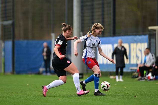 Fußball I Frauen I Saison 2024-2025 I 2. Bundesliga I 21. Spieltag I Hamburger SV - Eintracht Frankfurt II I 13.04.2025 Marlene Wild (8, Eintracht Frankfurt II) Jacqueline Dönges (21, Hamburger SV) Hamburg Am Volkspark Hamburg Deutschland Copyright: xLobeca FelixxSchlikisx