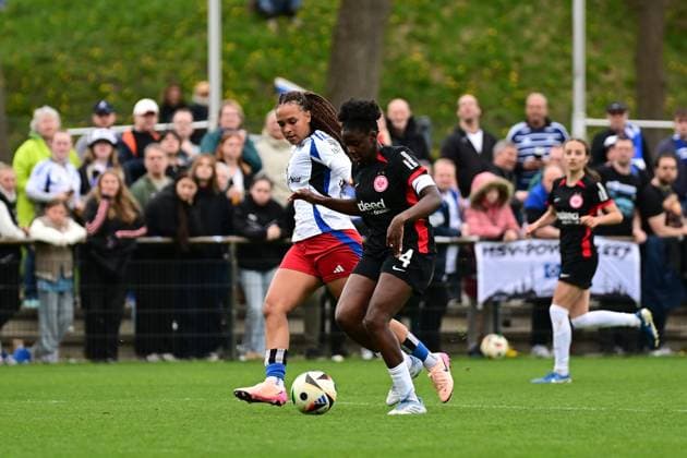 Fußball I Frauen I Saison 2024-2025 I 2. Bundesliga I 21. Spieltag I Hamburger SV - Eintracht Frankfurt II I 13.04.2025 Lisa Baum (11, Hamburger SV) Emily Wallrabenstein (4, Eintracht Frankfurt II) Hamburg Am Volkspark Hamburg Deutschland Copyright: xLobeca FelixxSchlikisx