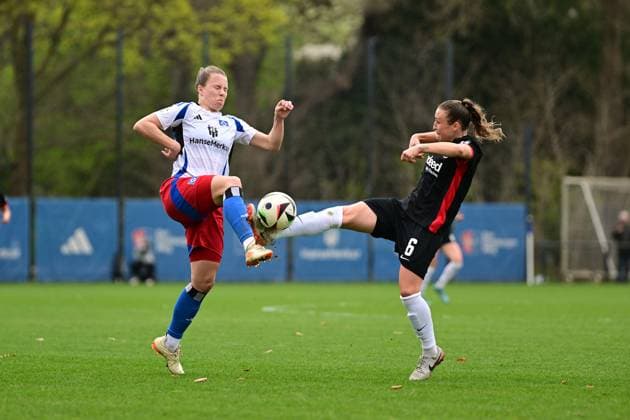 Fußball I Frauen I Saison 2024-2025 I 2. Bundesliga I 21. Spieltag I Hamburger SV - Eintracht Frankfurt II I 13.04.2025 Christin Meyer (16, Hamburger SV) Michaela Specht (6, Eintracht Frankfurt II) Hamburg Am Volkspark Hamburg Deutschland Copyright: xLobeca FelixxSchlikisx