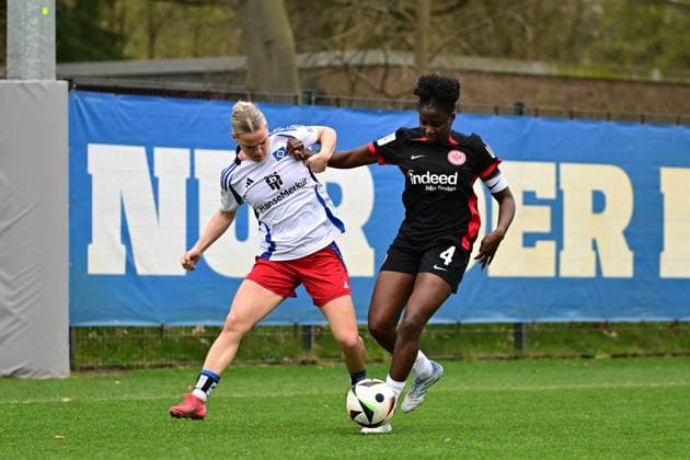 Fußball I Frauen I Saison 2024-2025 I 2. Bundesliga I 21. Spieltag I Hamburger SV - Eintracht Frankfurt II I 13.04.2025 Amelie Woelki (27, Hamburger SV) Emily Wallrabenstein (4, Eintracht Frankfurt II) Hamburg Am Volkspark Hamburg Deutschland Copyright: xLobeca FelixxSchlikisx