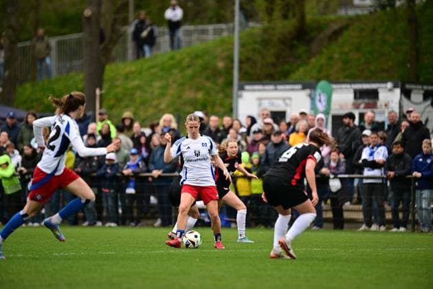 Fußball I Frauen I Saison 2024-2025 I 2. Bundesliga I 21. Spieltag I Hamburger SV - Eintracht Frankfurt II I 13.04.2025 Amelie Woelki (27, Hamburger SV) mitte am Ball Hamburg Am Volkspark Hamburg Deutschland Copyright: xLobeca FelixxSchlikisx