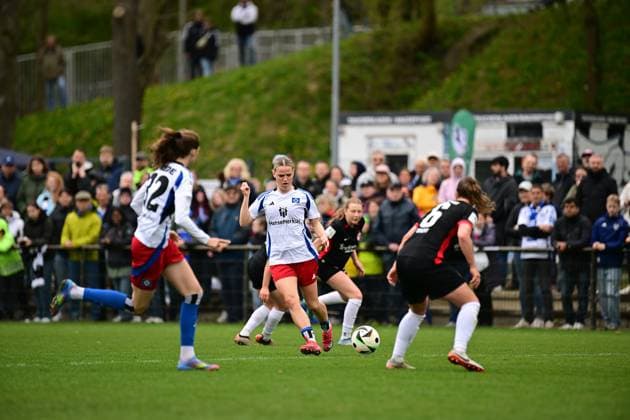 Fußball I Frauen I Saison 2024-2025 I 2. Bundesliga I 21. Spieltag I Hamburger SV - Eintracht Frankfurt II I 13.04.2025 Amelie Woelki (27, Hamburger SV) will die links kommende Lotta Wrede (32, Hamburger SV) schicken. Rechts wartet Michaela Specht (6, Eintracht Frankfurt II) Hamburg Am Volkspark Hamburg Deutschland Copyright: xLobeca FelixxSchlikisx