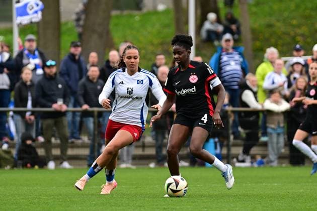 Fußball I Frauen I Saison 2024-2025 I 2. Bundesliga I 21. Spieltag I Hamburger SV - Eintracht Frankfurt II I 13.04.2025 Lisa Baum (11, Hamburger SV) Emily Wallrabenstein (4, Eintracht Frankfurt II) Hamburg Am Volkspark Hamburg Deutschland Copyright: xLobeca FelixxSchlikisx