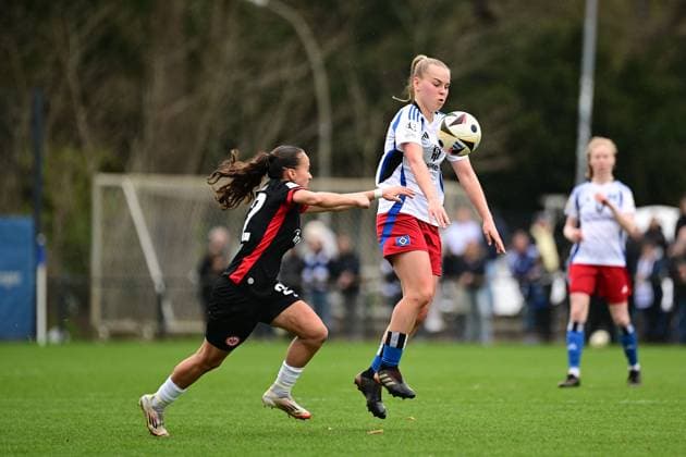 Fußball I Frauen I Saison 2024-2025 I 2. Bundesliga I 21. Spieltag I Hamburger SV - Eintracht Frankfurt II I 13.04.2025 Emma Memminger (32, Eintracht Frankfurt II) Svea Stoldt (8, Hamburger SV) Hamburg Am Volkspark Hamburg Deutschland Copyright: xLobeca FelixxSchlikisx