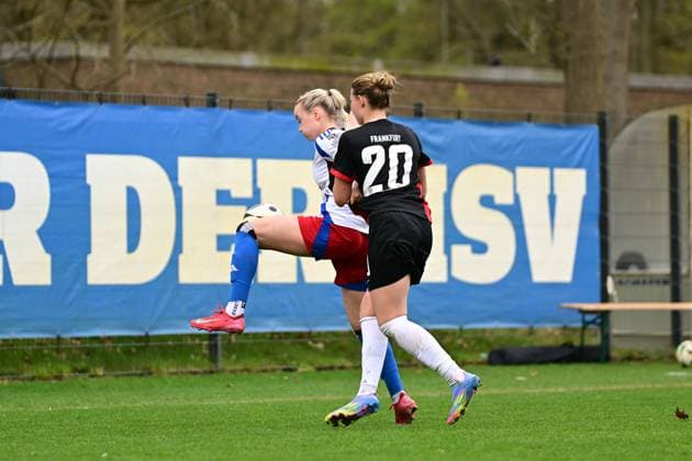Fußball I Frauen I Saison 2024-2025 I 2. Bundesliga I 21. Spieltag I Hamburger SV - Eintracht Frankfurt II I 13.04.2025 Mia Büchele (17, Hamburger SV) Tessa Zimmermann (20, Eintracht Frankfurt II) Hamburg Am Volkspark Hamburg Deutschland Copyright: xLobeca FelixxSchlikisx