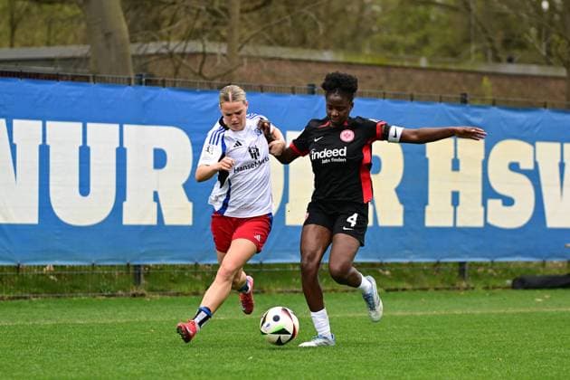 Fußball I Frauen I Saison 2024-2025 I 2. Bundesliga I 21. Spieltag I Hamburger SV - Eintracht Frankfurt II I 13.04.2025 Amelie Woelki (27, Hamburger SV) Emily Wallrabenstein (4, Eintracht Frankfurt II) Hamburg Am Volkspark Hamburg Deutschland Copyright: xLobeca FelixxSchlikisx