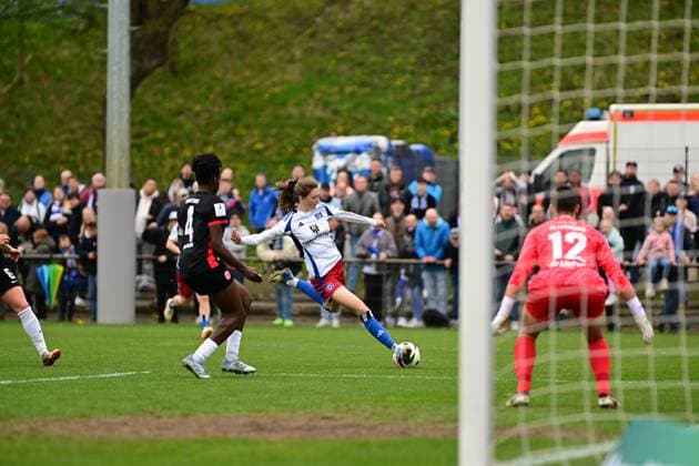 Fußball I Frauen I Saison 2024-2025 I 2. Bundesliga I 21. Spieltag I Hamburger SV - Eintracht Frankfurt II I 13.04.2025 Schuß Lotta Wrede (32, Hamburger SV) Hamburg Am Volkspark Hamburg Deutschland Copyright: xLobeca FelixxSchlikisx