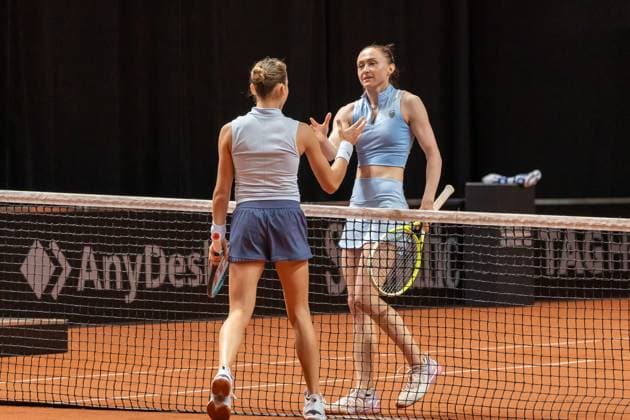 Handshake der Spielerinnen nach dem Sieg von Aliaksandra Sasnovich, Erika Andreeva vs. Aliaksandra Sasnovich, Tennis, Porsche Tennis Grand Prix, Court 1, Qualifikation, Spielzeit 2025, 13.04.2025, Erika Andreeva vs. Aliaksandra Sasnovich, Tennis, Porsche Tennis Grand Prix, Court 1, Qualifikation, Spielzeit 2025, 13.04.2025, Stuttgart Copyright: xEibner-Pressefoto EdwardxCheungx EP_ECG