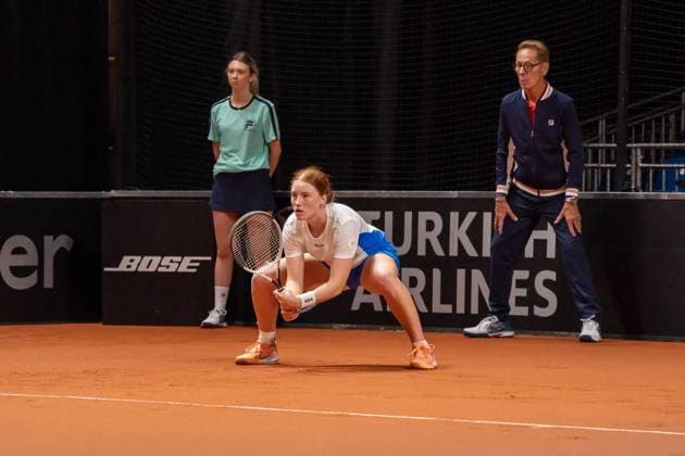 Ella Seidel wartet auf den Aufschlag ihrer Gegnerin, Dayana Yastremska vs. Ella Seidel, Tennis, Porsche Tennis Grand Prix, Court 1, Qualifikation, Spielzeit 2025, 13.04.2025, Dayana Yastremska vs. Ella Seidel, Tennis, Porsche Tennis Grand Prix, Court 1, Qualifikation, Spielzeit 2025, 13.04.2025, Stuttgart Copyright: xEibner-Pressefoto EdwardxCheungx EP_ECG