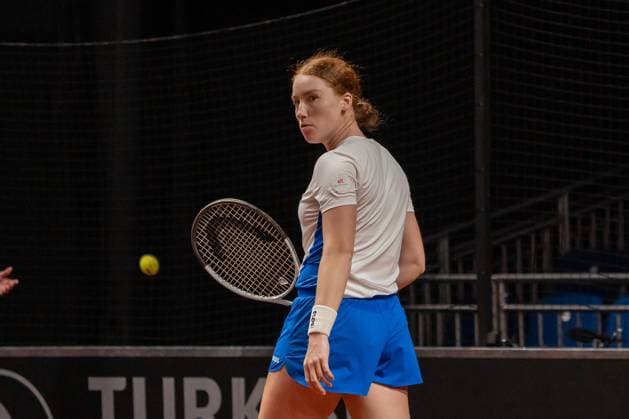 Ella Seidel mit ernstem Blick zu ihrer Gegnerin, Dayana Yastremska vs. Ella Seidel, Tennis, Porsche Tennis Grand Prix, Court 1, Qualifikation, Spielzeit 2025, 13.04.2025, Dayana Yastremska vs. Ella Seidel, Tennis, Porsche Tennis Grand Prix, Court 1, Qualifikation, Spielzeit 2025, 13.04.2025, Stuttgart Copyright: xEibner-Pressefoto EdwardxCheungx EP_ECG