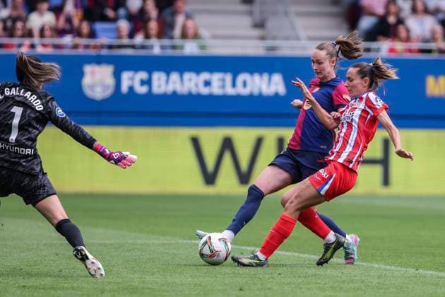 April 13, 2025, Sant Joan Despi, Barcelona, Spain: Caroline Graham Hansen of FC Barcelona, Barca and Ainhoa Moraza of Atletico de Madrid compete for the ball during the Spanish Women league, Liga F, football match played between FC Barcelona and Atletico de Madrid at Johan Cruyff Stadium on April 13, 2025 in Sant Joan Despi, Spain. Sant Joan Despi Spain - ZUMAa181 20250413_zaa_a181_081 Copyright: xJavierxBorregox