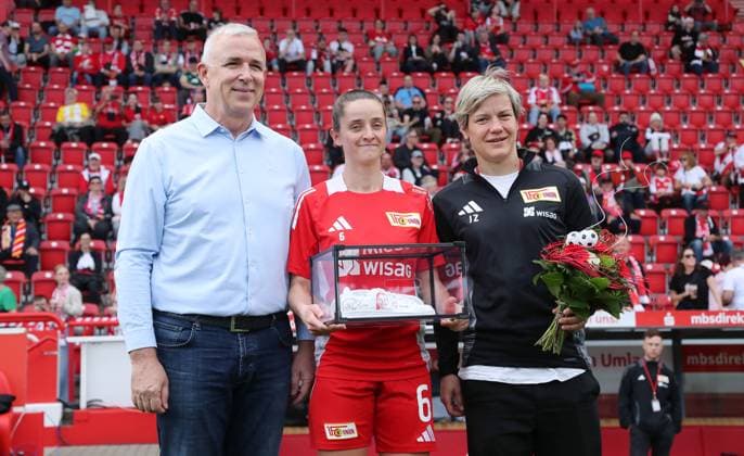 Ehrung für 100. Spiele Celine Frank, Präsident Dirk Zingler, Sportliche Leiterin Jennifer Zietz Fußball Fussball 2. Bundesliga Damen Frauen Saison 2024 2025 13.04.2025 1.FC Union Berlin vs. FC Ingolstadt FCI DFL regulations prohibit any use of photographs as image sequences and or quasi-video