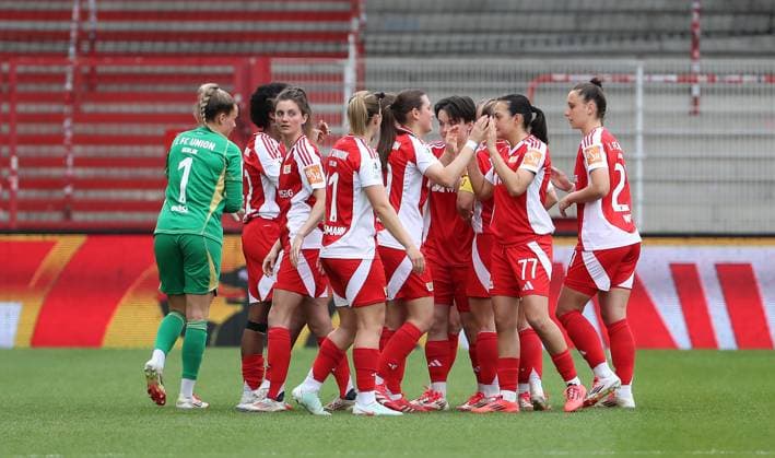 Berlinerinnen beim Abklatschen nach rMannschaftskreis vor Spielbeginn einschwören Ritual Fußball Fussball 2. Bundesliga Damen Frauen Saison 2024 2025 13.04.2025 1.FC Union Berlin vs. FC Ingolstadt FCI DFL regulations prohibit any use of photographs as image sequences and or quasi-video