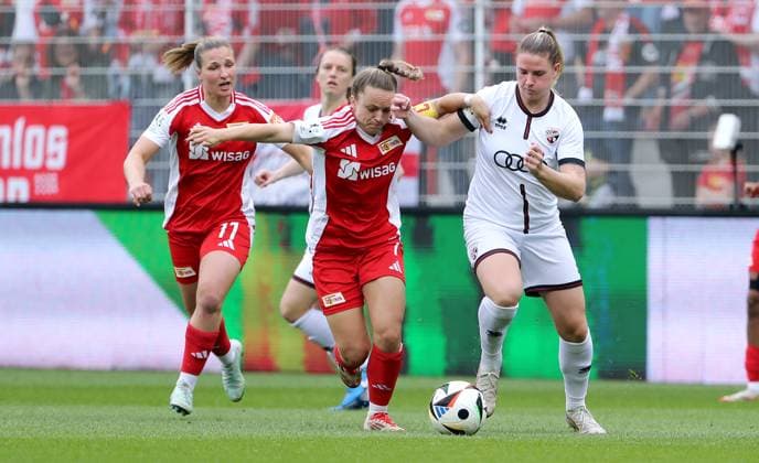Dina Orschmann, Lisa Heiseler, Ina Timmermann Zweikampf Spielszene Aktion Fußball Fussball 2. Bundesliga Damen Frauen Saison 2024 2025 13.04.2025 1.FC Union Berlin vs. FC Ingolstadt FCI DFL regulations prohibit any use of photographs as image sequences and or quasi-video