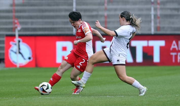 Tomke Schneider am Ball, Ina Timmermann Zweikampf Spielszene Aktion Fußball Fussball 2. Bundesliga Damen Frauen Saison 2024 2025 13.04.2025 1.FC Union Berlin vs. FC Ingolstadt FCI DFL regulations prohibit any use of photographs as image sequences and or quasi-video