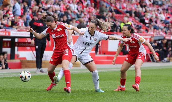 Antonia Halverkamps am Ball, Ina Timmermann, Judith Steinert Zweikampf Spielszene Aktion Fußball Fussball 2. Bundesliga Damen Frauen Saison 2024 2025 13.04.2025 1.FC Union Berlin vs. FC Ingolstadt FCI DFL regulations prohibit any use of photographs as image sequences and or quasi-video