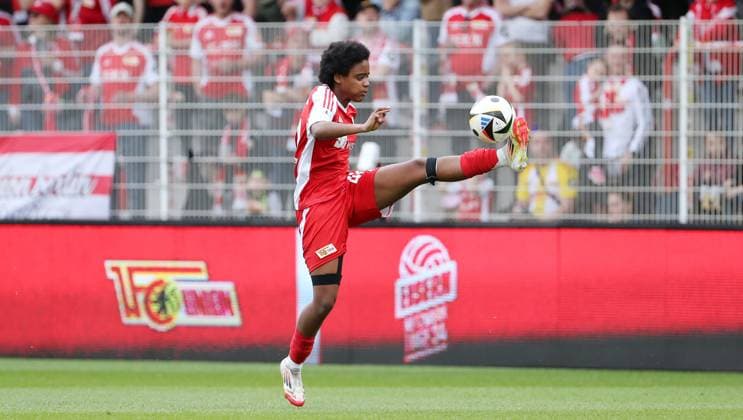 Naika Reissner am Ball Einzelbild Freisteller Aktion Fußball Fussball 2. Bundesliga Damen Frauen Saison 2024 2025 13.04.2025 1.FC Union Berlin vs. FC Ingolstadt FCI DFL regulations prohibit any use of photographs as image sequences and or quasi-video