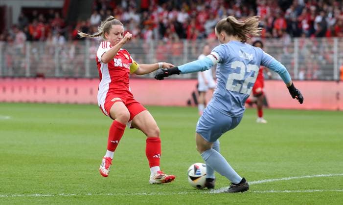 Lisa Heiseler, Torwart Anna Lena Daum Zweikampf Spielszene Aktion Fußball Fussball 2. Bundesliga Damen Frauen Saison 2024 2025 13.04.2025 1.FC Union Berlin vs. FC Ingolstadt FCI DFL regulations prohibit any use of photographs as image sequences and or quasi-video