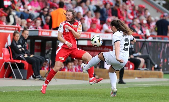 Antonia Halverkamps im Zweikampf mit Mara Winter Aktion Spielszene Fußball Fussball 2. Bundesliga Damen Frauen Saison 2024 2025 13.04.2025 1.FC Union Berlin vs. FC Ingolstadt FCI DFL regulations prohibit any use of photographs as image sequences and or quasi-video