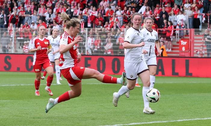 Dina Orschmann erzielt das Tor zum 1:0 Zweikampf Spielszene Aktion Fußball Fussball 2. Bundesliga Damen Frauen Saison 2024 2025 13.04.2025 1.FC Union Berlin vs. FC Ingolstadt FCI DFL regulations prohibit any use of photographs as image sequences and or quasi-video