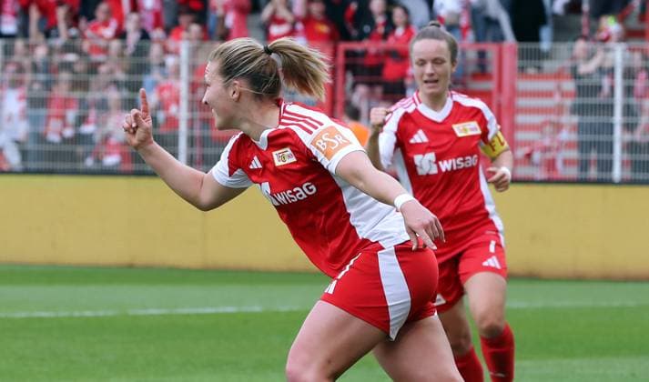 Dina Orschmann jubelt nach 1:0 Freude Emotion Jubel Fußball Fussball 2. Bundesliga Damen Frauen Saison 2024 2025 13.04.2025 1.FC Union Berlin vs. FC Ingolstadt FCI DFL regulations prohibit any use of photographs as image sequences and or quasi-video