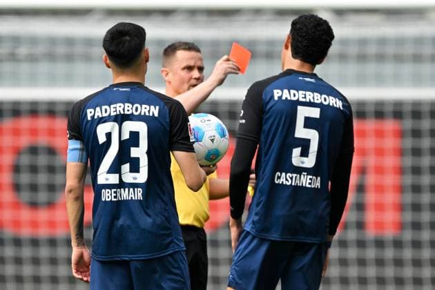 Sport Themen der Woche KW15 Sport Bilder des Tages Paderborn, Home Deluxe Arena, 13.04.25, GER, Herren, 2.Bundesliga, Saison 2024-2025, SC Paderborn 07 - Fortuna Duesseldorf Bild: Rot, rote Karte Santiago CASTANEDA (Paderborn) DFL regulations prohibit any use of photographs as image sequences and or quasi-video. NRW Deutschland *** Paderborn, Home Deluxe Arena, 13 04 25, GER, Herren, 2 Bundesliga, Saison 2024 2025, SC Paderborn 07 Fortuna Duesseldorf Bild Rot, rote Karte Santiago CASTANEDA Paderborn DFL regulations prohibit any use of photographs as image sequences and or quasi video NRW Germany