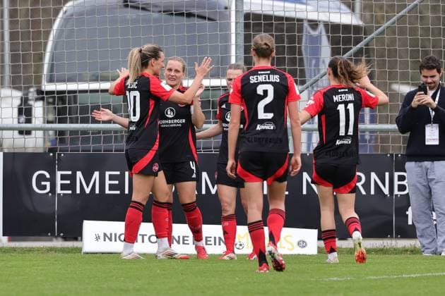 13.04.2025 - Fussball - Saison 2024 2025 - 2. Frauen - Fussball - Bundesliga - 21. Spieltag: 1. FC Nürnberg FCN ( Club Clubfrauen ) - SC Sand - Sportfoto Zink DaMa - xdaxmax - Jubel Freude Torjubel nach Tor zum 2:0 - Luisa Guttenberger (4, 1. FC Nürnberg FCN ) und Mannschaft Team jubelt freut sich - Torschütze: Luisa Guttenberger (4, 1. FC Nürnberg FCN )