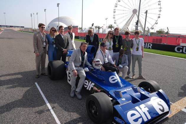 Formula 1 Gulf Air Bahrain Grand Prix 2025 13.04.2025, Bahrain International Circuit, Sakhir, Formula 1 Gulf Air Bahrain Grand Prix 2025 ,im Bild Dreifacher F1-Weltmeister, Sir Jackie Stewart, fährt seinen Tyrrell 006-Rennen in Bahrein, um der globalen Stiftung Race Against Dementia zu helfen. Dabei trägt er einen von Prominenten unterzeichneten Hellm, sogar mit einer aktuellen Unterschrift von Michael Schumacher.