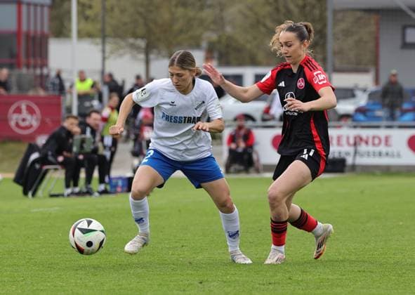 13.04.2025 - Fussball - Saison 2024 2025 - 2. Frauen - Fussball - Bundesliga - 21. Spieltag: 1. FC Nürnberg FCN ( Club Clubfrauen ) - SC Sand - Sportfoto Zink DaMa - xdaxmax - Sarah Klotz (2, SC Sand ) Lara Meroni (11, 1. FC Nürnberg FCN )