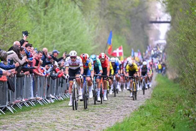 Paris Roubaix 2025 Cycling Race Roubaix, France - April 13 : Pogacar Tadej (SLO) of UAE Team Emirates - XRG leading the peloton in the Trouee d Arenberg during the 122nd edition of Paris Roubaix an UCI World Tour cycling race for Men Elite of 259,7 kms with start in Compiegne and finish at the Velodrome Andre-Petrieux in Roubaix on April 13, 2025 in Roubaix, France, 13 04 2025 ( Motordriver Kenny Verfaillie - Roubaix France  Copyright: xVincentxKalutx