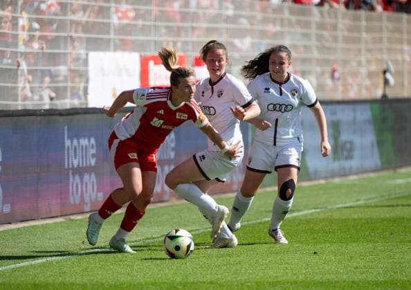 Fußball, Frauen, Saison 2024 2025, 2. Frauen-Bundesliga (21. Spieltag), 1. FC Union Berlin - FC Ingolstadt 04, v. l. Dina Orschmann (1. Frauen 1. FC Union), Ina Timmermann, Mara Winter, 13.04. 2025, Copyright: xMatthiasxKochx