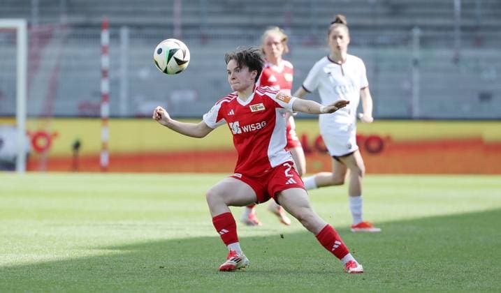 Tomke Schneider am Ball Einzelbild Freisteller Aktion Fußball Fussball 2. Bundesliga Damen Frauen Saison 2024 2025 13.04.2025 1.FC Union Berlin vs. FC Ingolstadt FCI DFL regulations prohibit any use of photographs as image sequences and or quasi-video