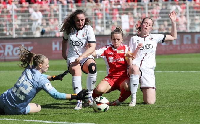 Torwart Anna Lena Daum, Lea Wolski, Lisa Heiseler, Lisa Ebert Zweikampf Spielszene Aktion Fußball Fussball 2. Bundesliga Damen Frauen Saison 2024 2025 13.04.2025 1.FC Union Berlin vs. FC Ingolstadt FCI DFL regulations prohibit any use of photographs as image sequences and or quasi-video