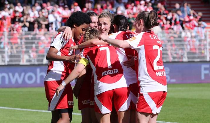 Dina Orschmann jubelt nach 3:0 mit Teamkolleginnen Freude Emotion Jubel Fußball Fussball 2. Bundesliga Damen Frauen Saison 2024 2025 13.04.2025 1.FC Union Berlin vs. FC Ingolstadt FCI DFL regulations prohibit any use of photographs as image sequences and or quasi-video