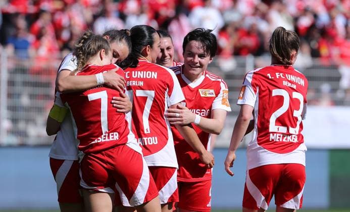 Lisa Heiseler jubelt nach 4:0 mit Teamkolleginnen Freude Emotion Jubel Fußball Fussball 2. Bundesliga Damen Frauen Saison 2024 2025 13.04.2025 1.FC Union Berlin vs. FC Ingolstadt FCI DFL regulations prohibit any use of photographs as image sequences and or quasi-video