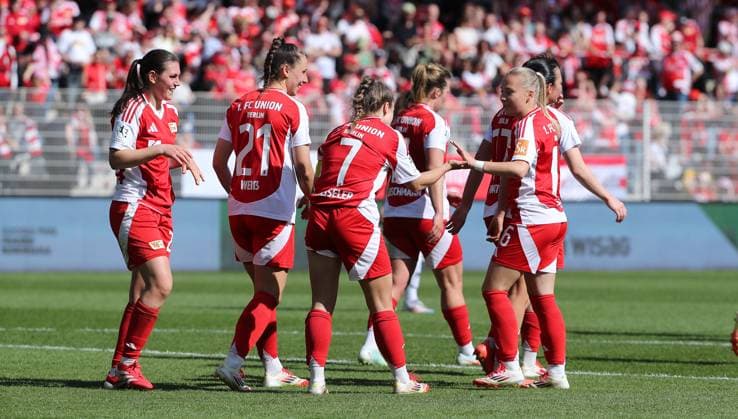 Lisa Heiseler jubelt nach 4:0 mit Teamkolleginnen Freude Emotion Jubel Fußball Fussball 2. Bundesliga Damen Frauen Saison 2024 2025 13.04.2025 1.FC Union Berlin vs. FC Ingolstadt FCI DFL regulations prohibit any use of photographs as image sequences and or quasi-video