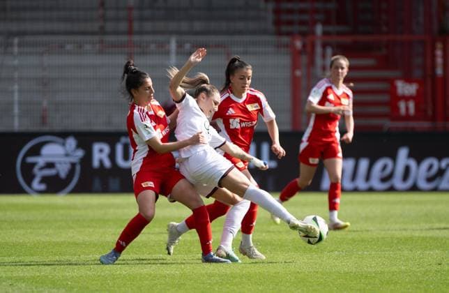 Fußball, Frauen, Saison 2024 2025, 2. Frauen-Bundesliga (21. Spieltag), 1. FC Union Berlin - FC Ingolstadt 04, v. l. Sarah Abu Sabbah (1. Frauen 1. FC Union), Ivana Slipcevic, Korina Janez (1. Frauen 1. FC Union), 13.04. 2025, Copyright: xMatthiasxKochx